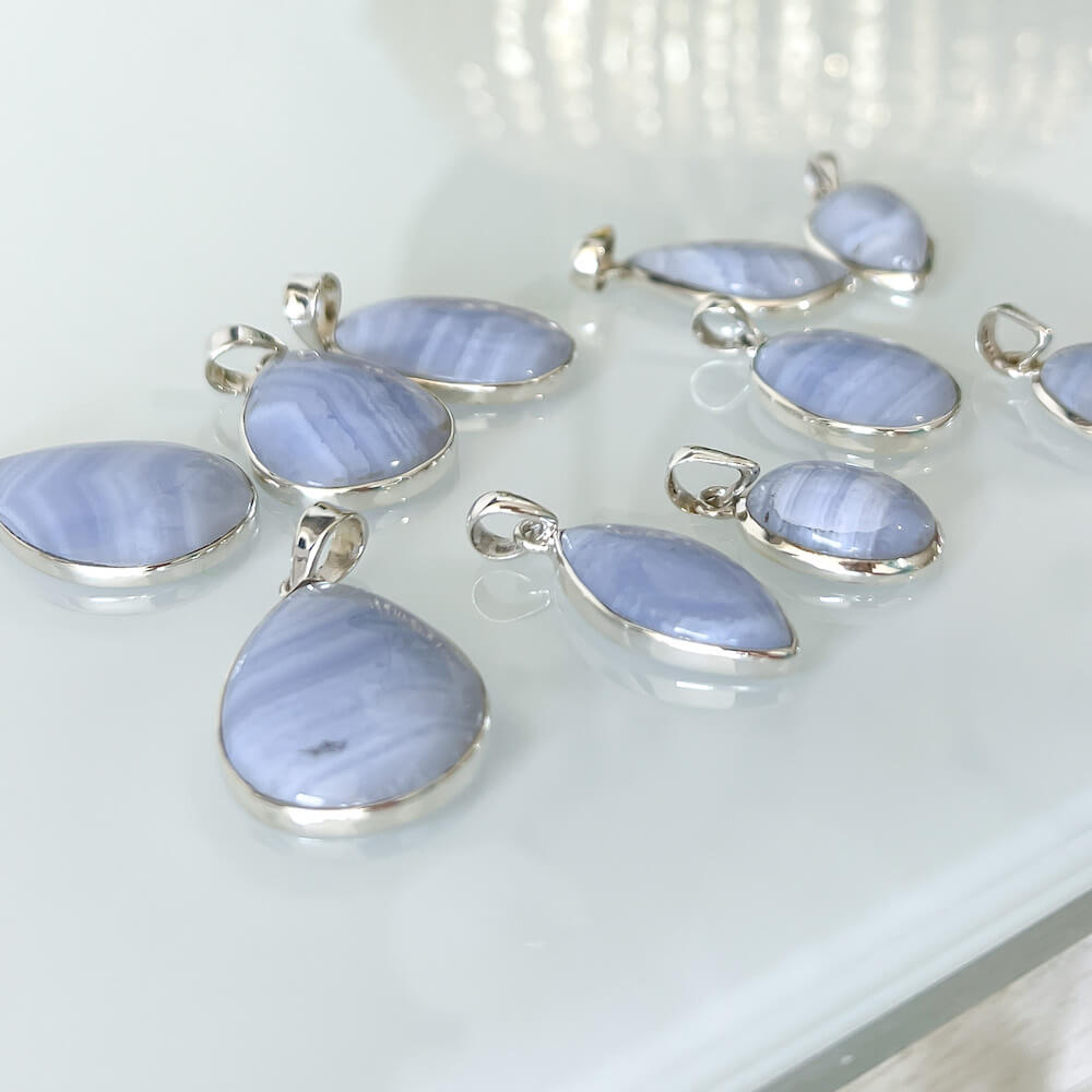 Collar con colgante de plata esterlina con ágata de encaje azul - A