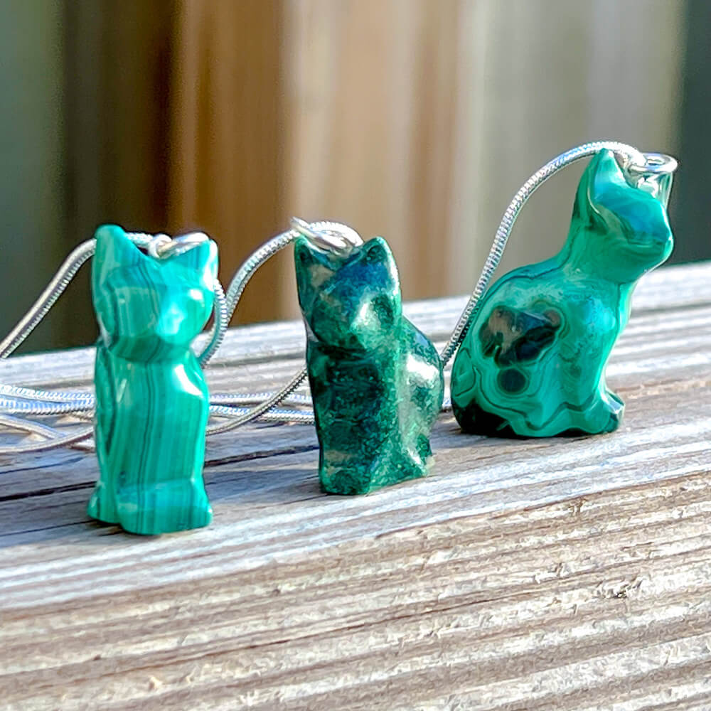 Malachite Cat Pendant Necklace - Malachite Jewelry at Magic Crystals. Malachite stimulates the heart chakra. Makes a perfect Valentine's day gift or Christmas Present. Malachite is ideal for burning through the fog of emotional confusion. Heart chakra stones - heart chakra crystals - malachite jewelry