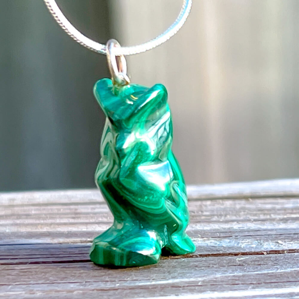 Malachite Owl Pendant Necklace - Malachite Jewelry at Magic Crystals. Malachite stimulates the heart chakra. Makes a perfect Valentine's day gift or Christmas Present. Malachite is ideal for burning through the fog of emotional confusion. Heart chakra stones - heart chakra crystals - malachite jewelry