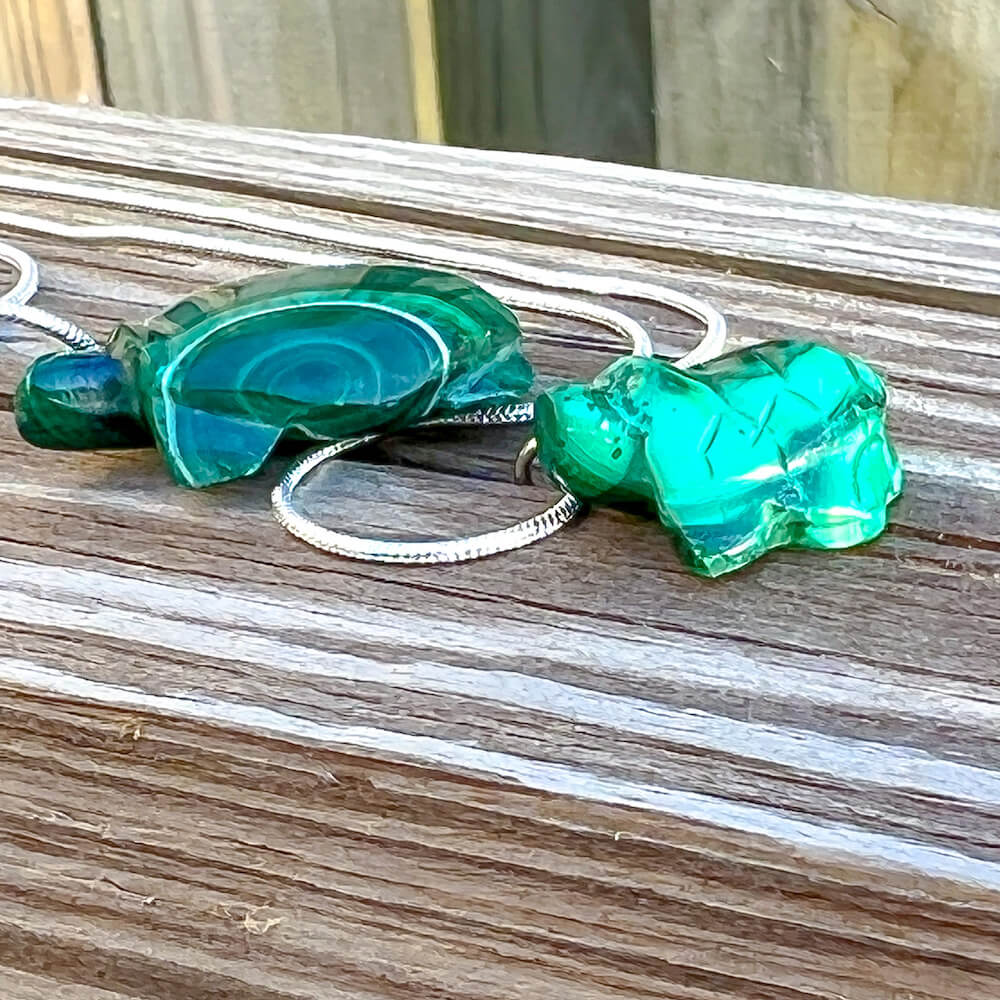 Malachite Turtle Pendant Necklace - Malachite Jewelry at Magic Crystals. Malachite stimulates the heart chakra. Makes a perfect Valentine's day gift or Christmas Present. Malachite is ideal for burning through the fog of emotional confusion. Heart chakra stones - heart chakra crystals - malachite jewelry