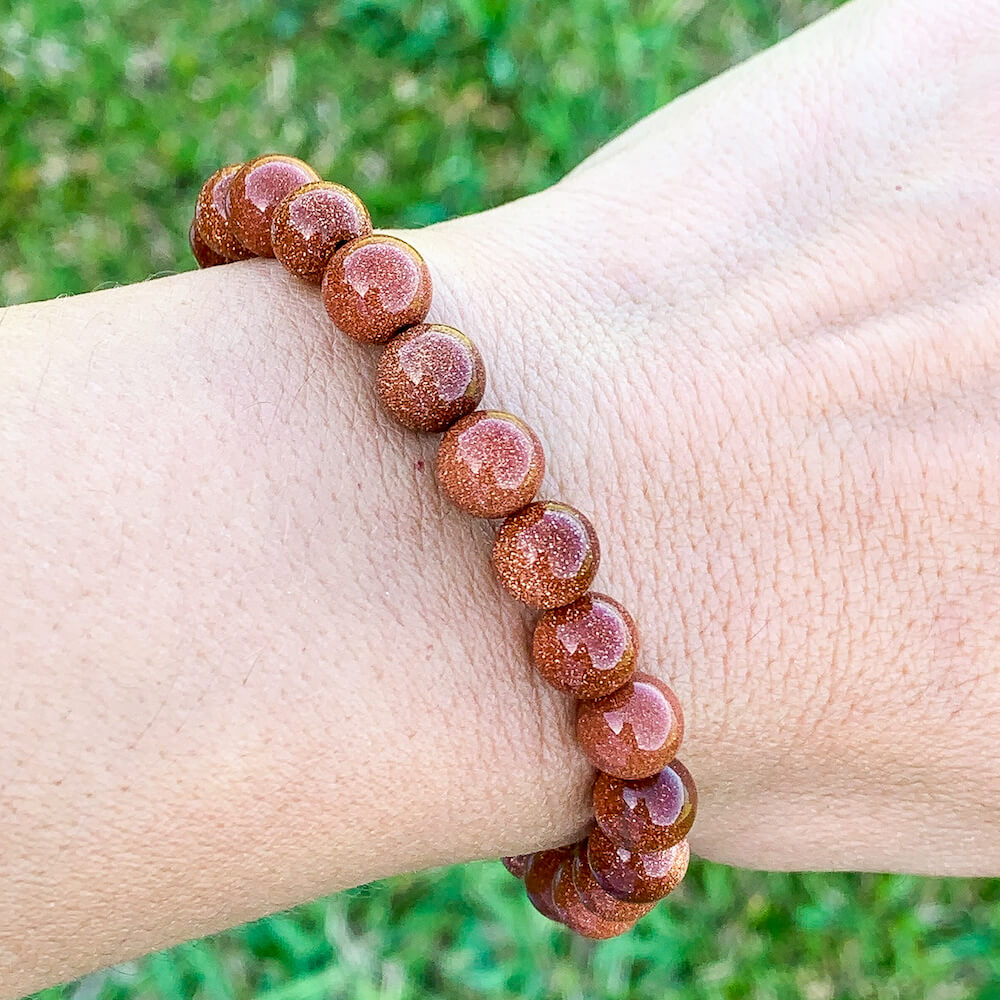 Pulsera elástica con cuentas doradas