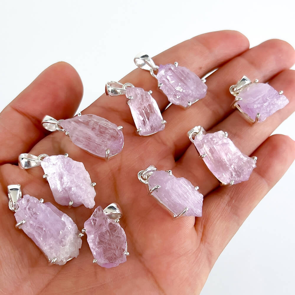 Piedra kunzita en bruto