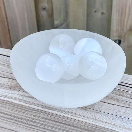 Looking for a selenite bowl with Free Shipping? Shop at Magic Crystals for handcrafted Selenite Ritual Bowl, Charging Bowl, Selenite Alter Bowl, Selenite Bowls, Selenite Cleansing Bowls. Selenite quickly opens and activates the third eye, crown chakra, and the Soul Star chakra above the head.
