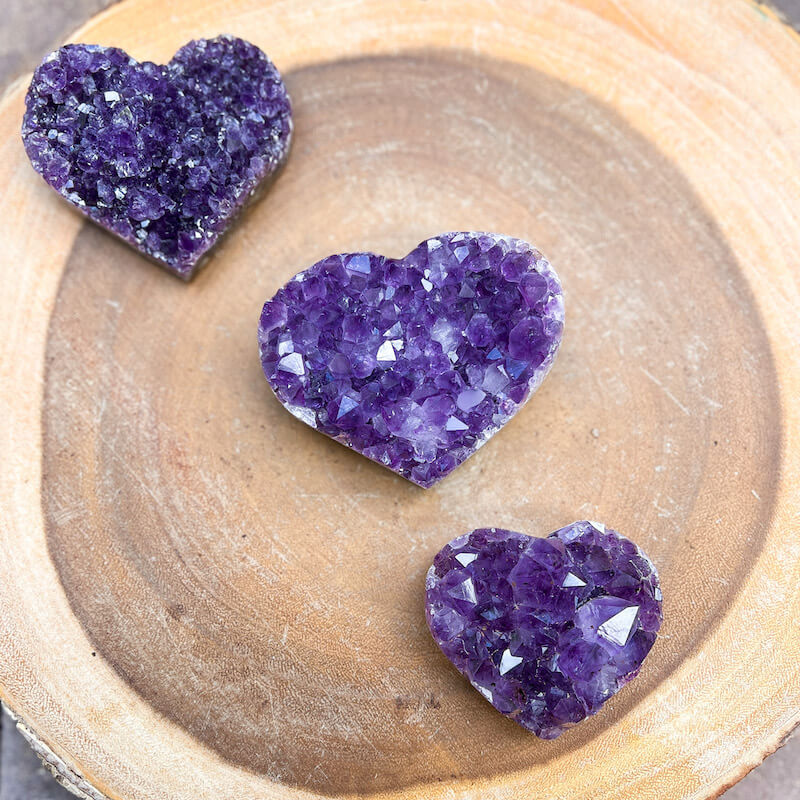 Premium Amethist met Calciet en Cacoxenite Druzy op de Premium Amethist met Calciet en Cacoxenite Druzy op de