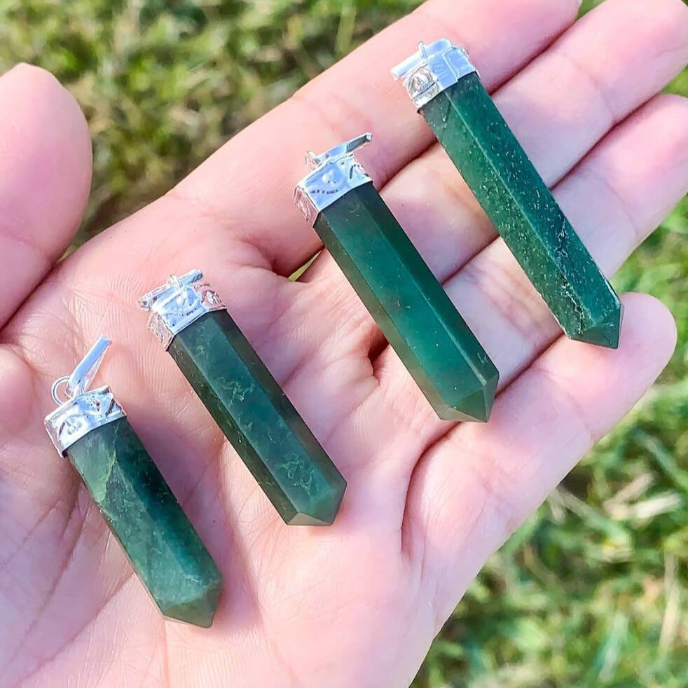 Dark-Green-Jade-Necklace. Single Point Crystal Necklace