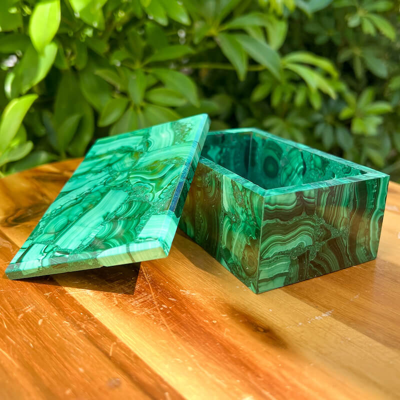 Looking for Genuine Malachite Carving? Shop at MagicCrystals for Genuine Malachite Box - Malachite Carved Jewelry Box - Malachite from Congo, Malachite Jewelry Box, Natural Stone Beautiful Quality Polished Malachite Box, Malachite Gemstone Box, Home Decor. malachite jewelry, malachite stone. Analyzing image Genuine-Malachite-Box-with-Lid-10