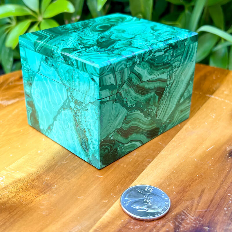 Looking for Genuine Malachite Carving? Shop at MagicCrystals for Genuine Malachite Box - Malachite Carved Jewelry Box - Malachite from Congo, Malachite Jewelry Box, Natural Stone Beautiful Quality Polished Malachite Box, Malachite Gemstone Box, Home Decor. malachite jewelry, malachite stone. Analyzing image Genuine-Malachite-Box-with-Lid-14