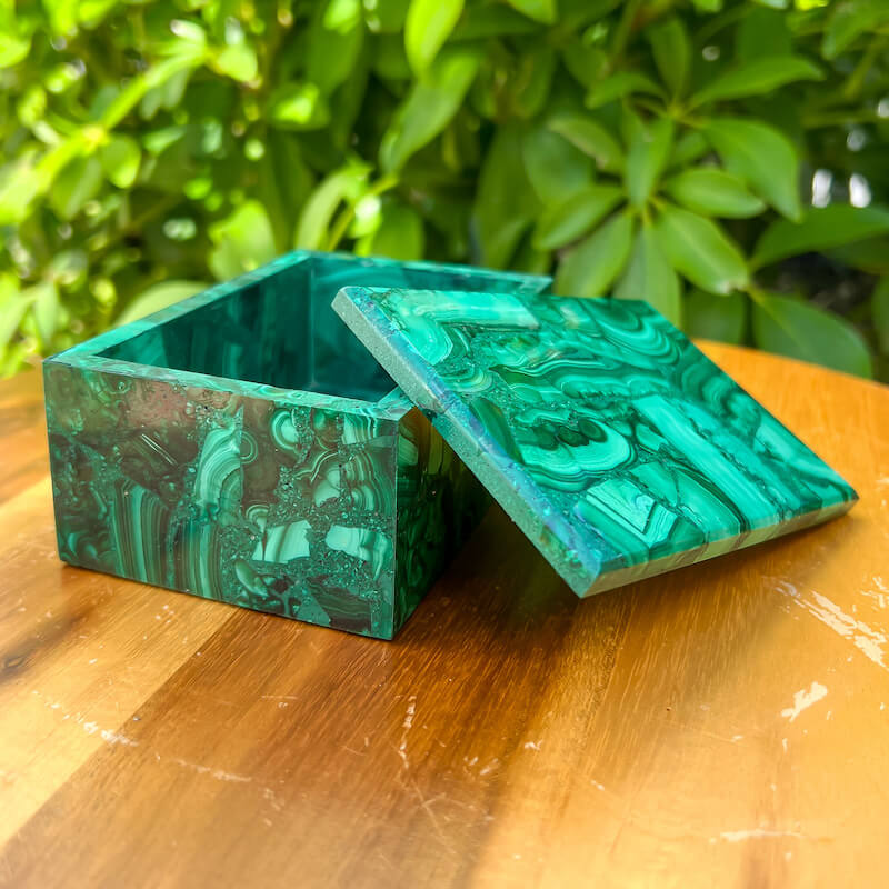 Looking for Genuine Malachite Carving? Shop at MagicCrystals for Genuine Malachite Box - Malachite Carved Jewelry Box - Malachite from Congo, Malachite Jewelry Box, Natural Stone Beautiful Quality Polished Malachite Box, Malachite Gemstone Box, Home Decor. malachite jewelry, malachite stone. Analyzing image Genuine-Malachite-Box-with-Lid-_7