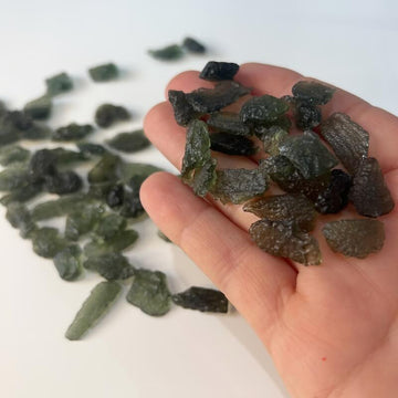 Moldavite Authentique – Tectite Brute 0,786g – Spécimen Collection Jurassic Jewellery