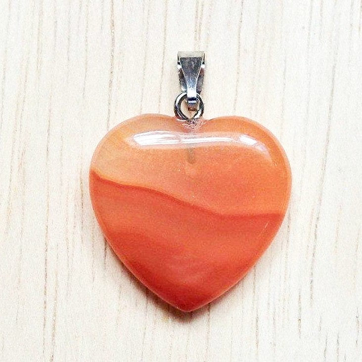 Carnelian Stone Heart Necklace and Pendant. Check out our Carnelian pendant and necklace selection for the very best in unique, handmade pieces from Magic Crystals Carneliannecklace, chakra healing Carnelian pendant, Healing Crystal CarnelianJewelry, Natural stones necklace, Crystal Necklace. Agata naranja de corazon.