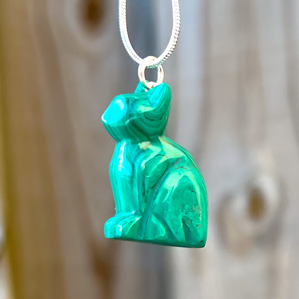 Malachite Cat Pendant Necklace - Malachite Jewelry at Magic Crystals. Malachite stimulates the heart chakra. Makes a perfect Valentine's day gift or Christmas Present. Malachite is ideal for burning through the fog of emotional confusion. Heart chakra stones - heart chakra crystals - malachite jewelry