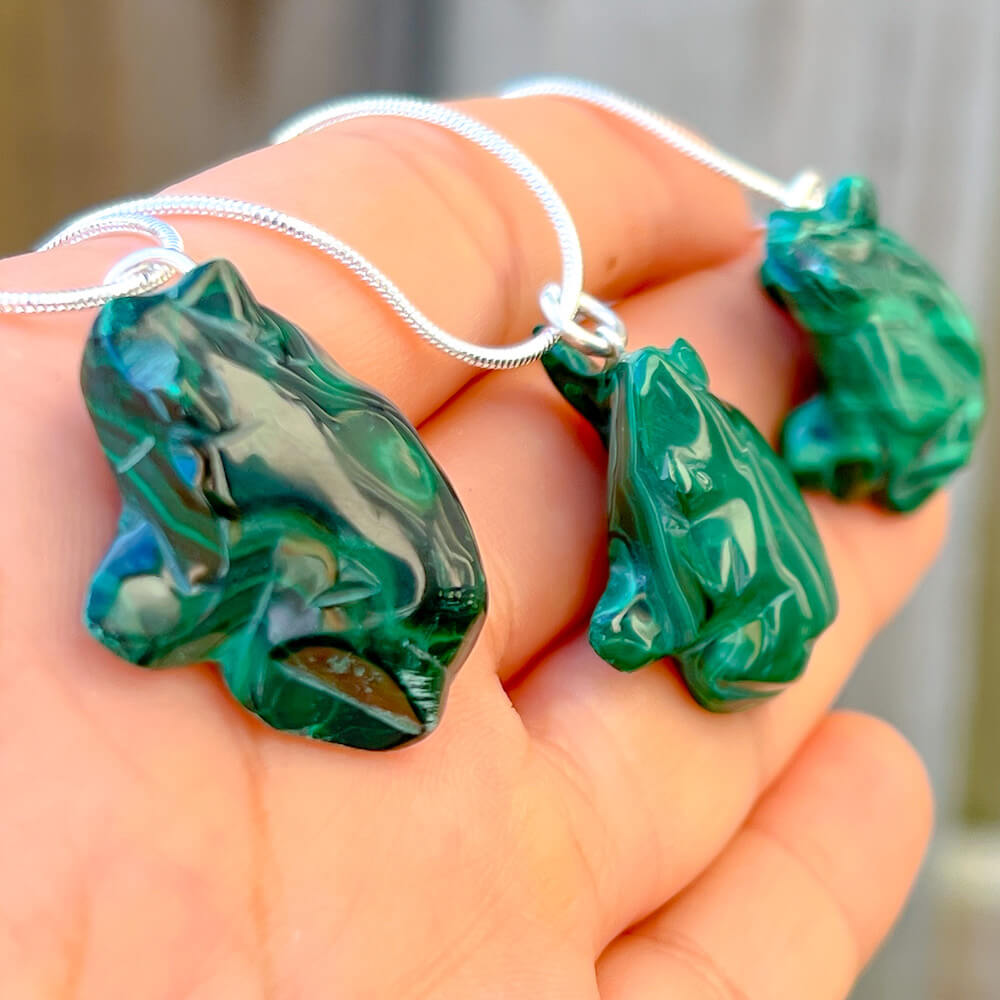 Malachite Frog Pendant Necklace - Malachite Jewelry at Magic Crystals. Malachite stimulates the heart chakra. Makes a perfect Valentine's day gift or Christmas Present. Malachite is ideal for burning through the fog of emotional confusion. Heart chakra stones - heart chakra crystals - malachite jewelry