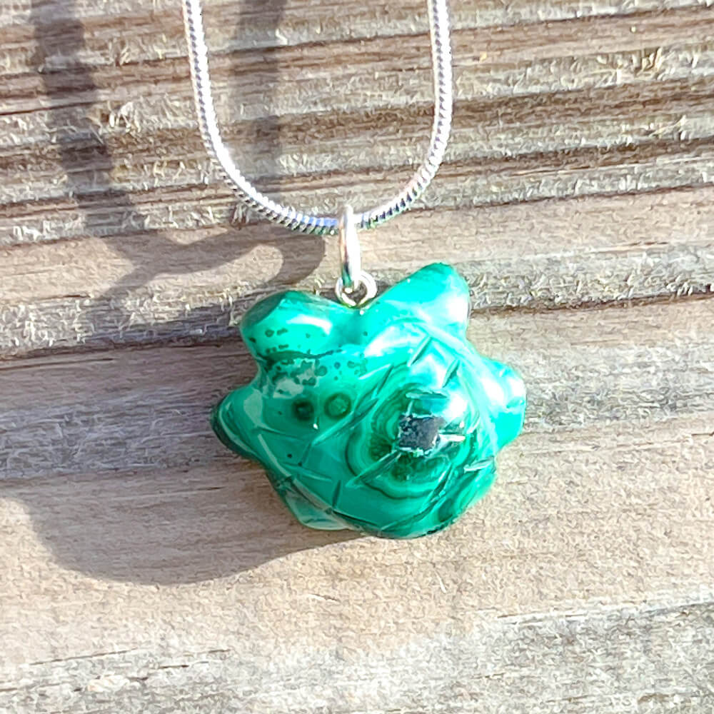 Malachite Turtle Pendant Necklace - Malachite Jewelry at Magic Crystals. Malachite stimulates the heart chakra. Makes a perfect Valentine's day gift or Christmas Present. Malachite is ideal for burning through the fog of emotional confusion. Heart chakra stones - heart chakra crystals - malachite jewelry