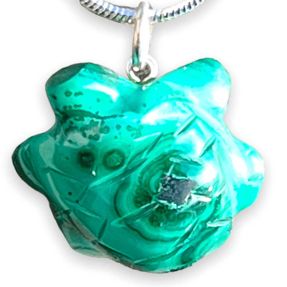 Malachite Turtle Pendant Necklace - Malachite Jewelry at Magic Crystals. Malachite stimulates the heart chakra. Makes a perfect Valentine's day gift or Christmas Present. Malachite is ideal for burning through the fog of emotional confusion. Heart chakra stones - heart chakra crystals - malachite jewelry