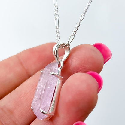 Piedra kunzita en bruto