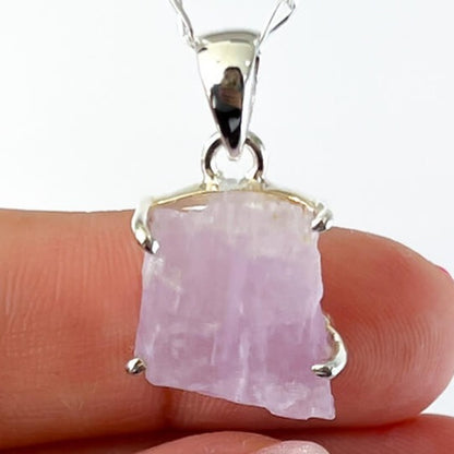 Piedra kunzita en bruto