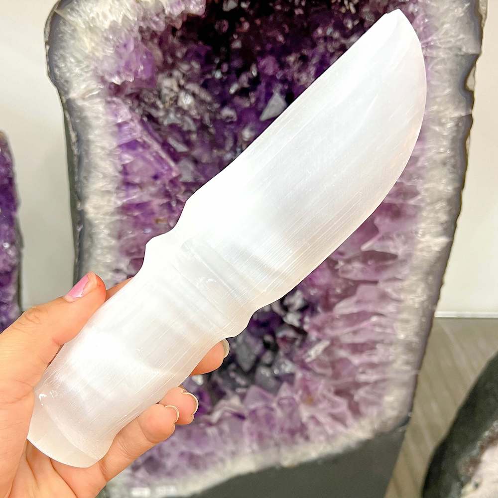 Did you scroll all this way to get facts about selenite? Selenite is like liquid light. Shop for Selenite Sword - Selenite Dagger - Selenite Knife - White Crystal Dagger - Polished Carved Gemstone Knife at Magic crystals. FREE SHIPPING available and beautiful heart carved stones with genuine gemstones.